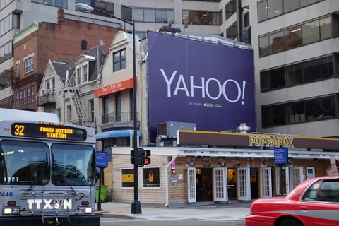 Biển hiệu của Yahoo trên một tuyến phố ở Washington DC., Mỹ ngày 5/8/2015. (Nguồn: AFP/TTXVN)