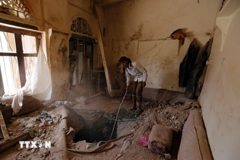 Bên trong ngôi nhà bị phá hủy do cuộc không kích ở thành phố Sanaa (Yemen) ngày 20/9. (Nguồn: EPA/TTXVN)