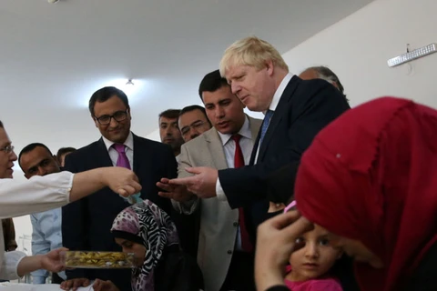 Ngoại trưởng Johnson thăm một trại tị nạn của người Syria. (Nguồn: news.sky.com)