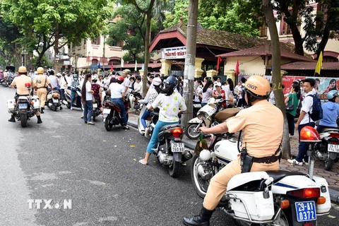 Cảnh sát giao thông Hà Nội đang làm nhiệm vụ đảm bảo an toàn giao thông trên đường Hai Bà Trưng - Hà Nội. (Ảnh Nguyễn Văn Cảnh/TTXVN)