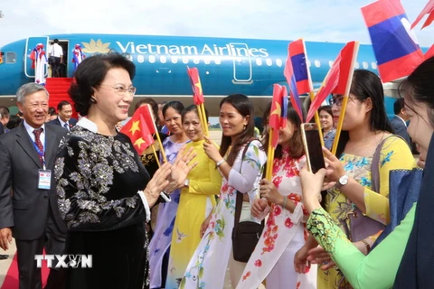 Lễ đón Chủ tịch Quốc hội Nguyễn Thị Kim Ngân tại sân bay quốc tế Vientiane. (Ảnh: Trọng Đức/TTXVN)
