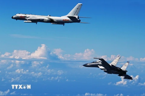 Máy bay chiến đấu Su-30 và máy bay ném bom H-6K của Không lực Trung Quốc tham gia cuộc tập trận tại Nam Kinh, Giang Tô ngày 25/9. (Nguồn: THX/TTXVN)