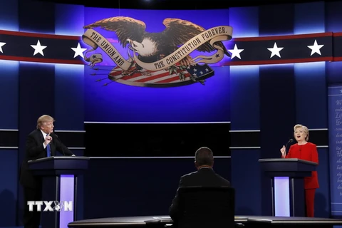 Bà Hillary Clinton (phải) và ông Donald Trump (trái) trong cuộc tranh luận trực tiếp đầu tiên tại hội trường Đại học Hofstra ở Hempstead, thành phố New York, Mỹ ngày 26/9. (Nguồn: AFP/TTXVN)