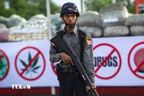Cảnh sát Myanmar canh gác số ma túy chuẩn bị đưa đi tiêu hủy tại Yangon, Myanmar ngày 26/6. (Nguồn: AFP/TTXVN)