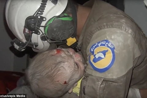 Nhân viên cứu hộ bật khóc khi cứu em bé Syria khỏi đống đổ nát