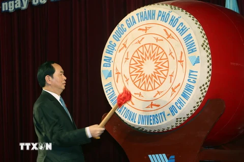 Chủ tịch nước Trần Đại Quang đánh trống khai giảng năm học 2016-2017. (Ảnh: Nhan Sáng/TTXVN)