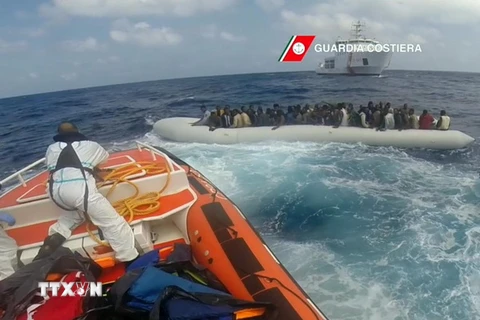 Người di cư được lực lượng bảo vệ bờ biển Italy cứutrên biển Địa Trung Hải ngày 13/9/2016. (Nguồn: EPA/TTXVN)