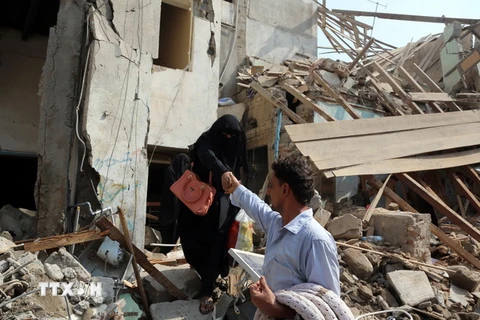 Cảnh đổ nát sau một cuộc không kích tại thành phố Hodeida, Yemen ngày 22/9. (Nguồn: AFP/TTXVN)