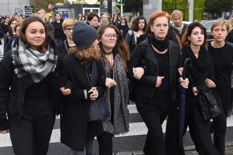 Hàng chục nghìn phụ nữ Ba Lan mặc toàn đồ đen, đã xuống đường biểu tình chống lại đề xuất cấm hoàn toàn việc phá thai. (Nguồn: EPA)