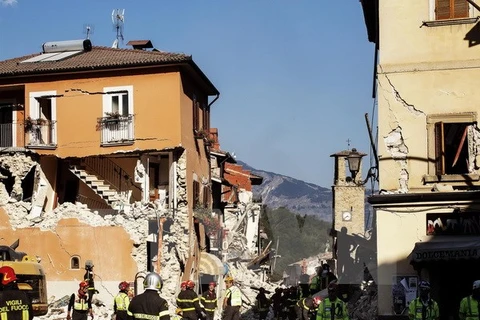 Lực lượng cứu hỏa, cứu hộ làm việc tại hiện trường đổ nát sau động đất tại Amatrice ngày 27/8. (Nguồn: EPA/TTXVN)