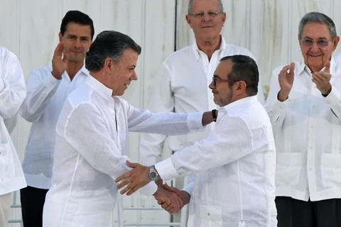 Tổng thống Colombia Juan Manuel Santos và thủ lĩnh FARC Timoleon Jimenez tại lễ ký kết thỏa thuận hòa bình ở Cartagena, Colombia ngày 26/9. (Nguồn: AFP/TTXVN)