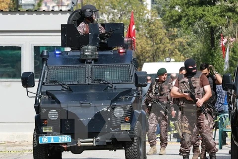 Cảnh sát tuần tra bên ngoài Đại sứ quán Israel tại Ankara, Thổ Nhĩ Kỳ. (Nguồn: AFP/TTXVN)