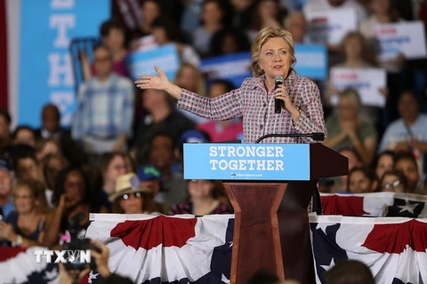 Cựu Ngoại trưởng Hillary Clinton trong chiến dịch vận động tranh cử ở Coral Springs, bang Florida ngày 30/9. (Nguồn: AFP/TTXVN)