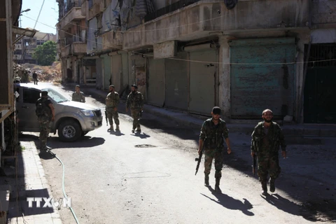 Lực lượng ủng hộ Chính phủ Syria làm nhiệm vụ trong chiến dịch giành lại khu vực Suleiman al-Halabi, ngoại ô Aleppo ngày 30/9. (Nguồn: AFP/TTXVN)