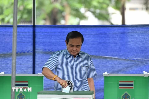 Thủ tướng Prayuth Chan-ocha bỏ phiếu trong cuộc trưng cầu dân ý ở Bangkok ngày 7/8. (Nguồn: THX/TTXVN)