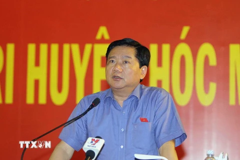 Bí thư Thành ủy Đinh La Thăng phát biểu tại buổi tiếp xúc cử tri huyện Hóc Môn. (Ảnh: Thanh Vũ/TTXVN)