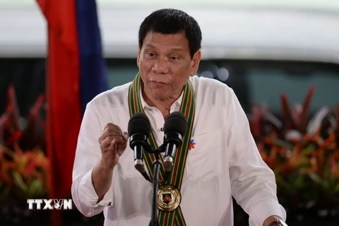 Tổng thống Rodrigo Duterte phát biểu trong chuyến thăm một đơn vị lực lượng vũ trang ở thủ đô Malina ngày 4/10. (Nguồn: AFP/TTXVN)