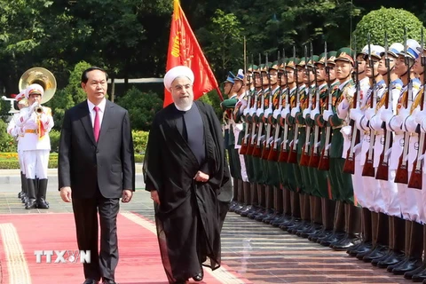 Chủ tịch nước Trần Đại Quang và Tổng thống Cộng hòa Hồi giáo Iran Hassan Rouhani duyệt Đội danh dự Quân đội Nhân dân Việt Nam tại Lễ đón. (Ảnh: Nhan Sáng/TTXVN)