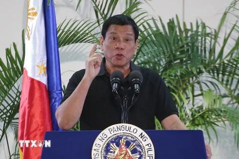 Tổng thống Philippines Rodrigo Duterte phát biểu tại sân bay quốc tế Davao ngày 30/9. (Nguồn: AFP/TTXVN)
