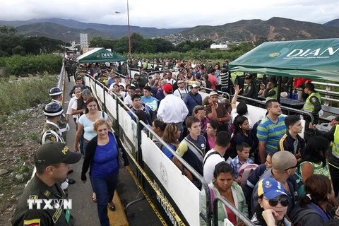 Người dân Venezuela trở về sau khi sang khu vực biên giới với Colombia mua hàng hóa thiết yếu ngày 17/7. (Nguồn: EPA/TTXVN)
