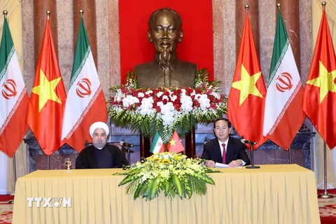 Chủ tịch nước Trần Đại Quang và Tổng thống Cộng hòa Hồi giáo Iran Hassan Rouhani họp báo thông báo kết quả hội đàm. (Ảnh: Nhan Sáng/TTXVN)