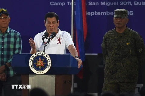 Tổng thống Philippine Rodrigo Duterte (giữa) và Bộ trưởng Quốc phòng Delfin Lorenzana (trái) trong cuộc họp tại căn cứ quân sự thị trấn San Miguel, tỉnh Bulacan, phía bắc Manila ngày 15/9. (Nguồn: AFP/TTXVN)