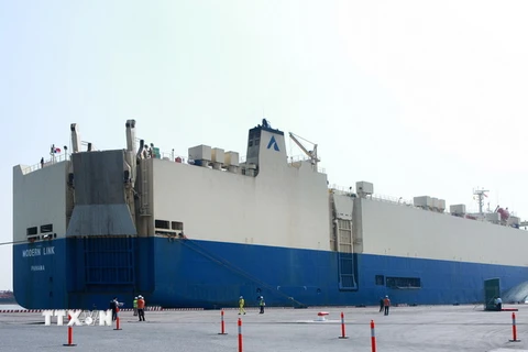 Tàu RORO mang tên Modern Link đầu tiên cập cảng Hải Phòng. (Ảnh: Lâm Khánh/TTXVN)