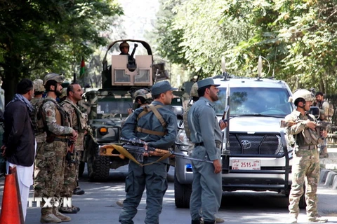 Lực lượng an ninh Afghanistan điều tra tại hiện trường một vụ đánh bom xe ở Kabul ngày 5/9. (Nguồn: THX/TTXVN)