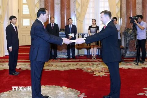 Chủ tịch nước Trần Đại Quang tiếp Ngài Bertrand Lortholary, Đại sứ Cộng hoà Pháp tại Việt Nam đến trình Quốc thư, nhân dịp nhận nhiệm vụ công tác mới tại Việt Nam. (Ảnh: Nhan Sáng/TTXVN)
