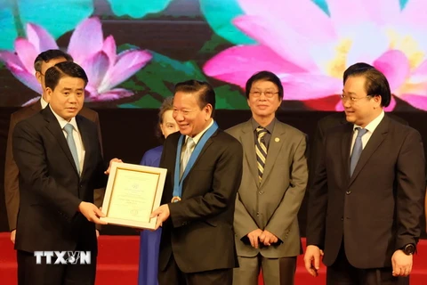 Bí thư Thành ủy Hoàng Trung Hải​ và Chủ tịch UBND Thành phố Nguyễn Đức Chung​ trao danh hiệu "Công dân Thủ đô ưu tú" cho các cá nhân tiêu biểu. (Ảnh: Mạnh Khánh/TTXVN)
