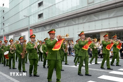 Đoàn nghi lễ Công an nhân dân Việt Nam trong buổi diễu hành tại Đại nhạc hội Cảnh sát 2016 trên đường phố Ginza, Tokyo. (Ảnh: Thành Hữu-Gia Quân/TTXVN)