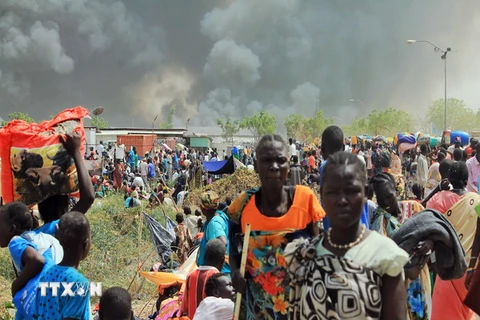 Người dân Nam Sudan chạy lánh nạn khỏi thị trấn Malakal sau cuộc đấu súng ngày 18/2. (Nguồn: AFP/TTXVN)