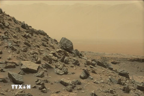 Phần vách một núi lửa có thể nhìn thấy qua lớp tro bụi được chụp từ tàu Curiosity ngày 9/9. (Nguồn: EPA/TTXVN)