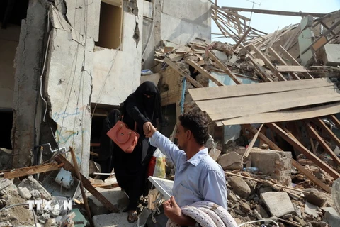 Chuyển thi thể nạn nhân khỏi hiện trường sau vụ không kích ở Sanaa ngày 8/10. (Nguồn: EPA/TTXVN)