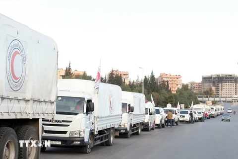 Xe chở hàng cứu trợ tới thị trấn Madaya and al-Zabadani gần Damascus, Syria. (Nguồn: EPA/TTXVN)