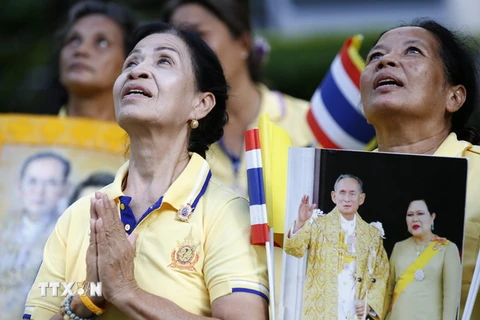 Người dân Thái Lan cầu nguyện bên ngoài bệnh viện Siriraj ở Bangkok, nơi Nhà Vua Bhumibol Adulyadej đang nằm điều trị. (Nguồn: EPA/TTXVN)
