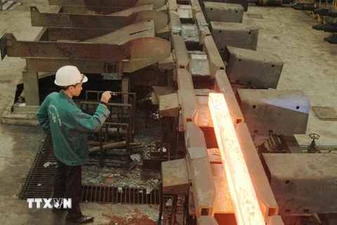Cán phôi thép tại Nhà máy cán thép Thái Trung (Công ty Cổ phần Gang thép Thái Nguyên). (Ảnh: Hoàng Nguyên/TTXVN)