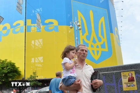 Người dân Ukraine trên đường phố ở thủ đô Kiev. Ảnh minh họa. (Nguồn: AFP/TTXVN)