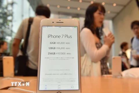 Mẫu điện thoại iPhone 7 Plus của Apple được bày bán tại cửa hàng ở thủ đô Tokyo, Nhật Bản ngày 16/9. (Nguồn: AFP/TTXVN)