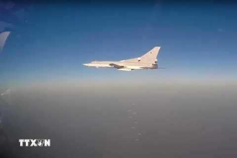 Máy bay ném bom chiến lược Tu-22M3 của không quân Nga tham gia chiến dịch chống IS tại tỉnh Deir ez-Zor, Syria ngày 18/8. (Nguồn: EPA/TTXVN)