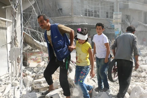 Cảnh đổ nát sau một cuộc không kích tại khu vực Fardous, thành phố Aleppo, Syria ngày 12/10. (Nguồn: AFP/TTXVN)