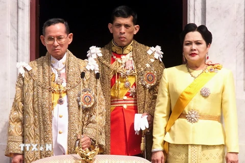 Nhà vua Thái Lan Bhumibol Adulyadej (trái), Hoàng Thái tử Maha Vajralongkorn và Hoàng hậu Sirikit tại thủ đô Bangkok ngày 5/12/1999. (Nguồn: AFP/TTXVN)