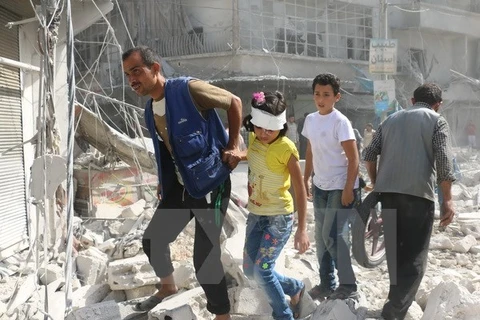 Cảnh đổ nát sau một cuộc không kích tại khu vực Fardous, thành phố Aleppo, Syria ngày 12/10. (Nguồn: AFP/TTXVN)