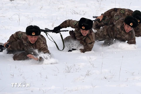 Binh sỹ Trung Quốc tham gia diễn tập quân sự trong điều kiện thời tiết băng giá tại Núi Daqing. (Nguồn: THX/TTXVN)
