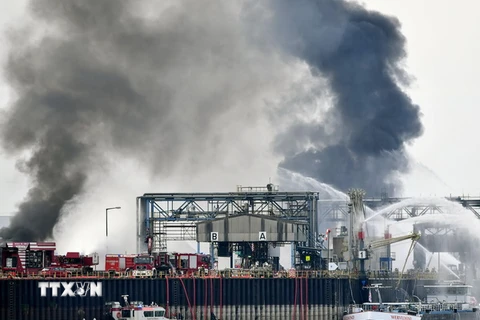 Lính cứu hỏa nỗ lực dập lửa tại hiện trường vụ nổ ở nhà máy hóa chất ngày 17/10. (Nguồn: EPA/TTXVN)
