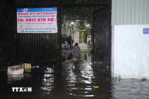 Nước ngập bao vây nhiều nhà dân tại phường Thạnh Xuân, quận 12. (Ảnh: Mạnh Linh/TTXVN)