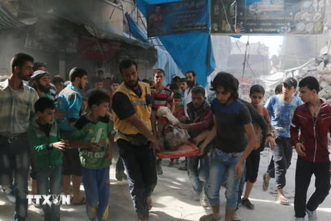 Chuyển thi thể một nạn nhân sau một vụ không kích tại Fardous, khu vực lân cận thành phố Aleppo ngày 12/10. (Nguồn: AFP/TTXVN)