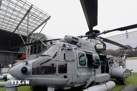 Máy bay trực thăng quân sự Airbus Caracal H225M được trưng bày tại triển lãm. (Nguồn: AFP/TTXVN)
