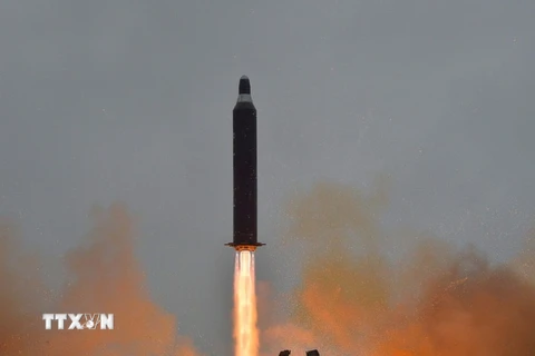 Tên lửa đạn đạo tầm trung Musudan, còn được gọi là tên lửa Hwasong-10, được phóng từ một địa điểm bí mật ở Triều Tiên. (Nguồn: EPA/TTXVN)