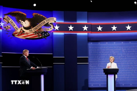 Ứng viên Tổng thống Hillary Clinton (phải) của đảng Dân chủ và Donald Trump của đảng Cộng hòa (trái) tại cuộc tranh luận trực tiếp thứ ba. (Nguồn: AFP/TTXVN)